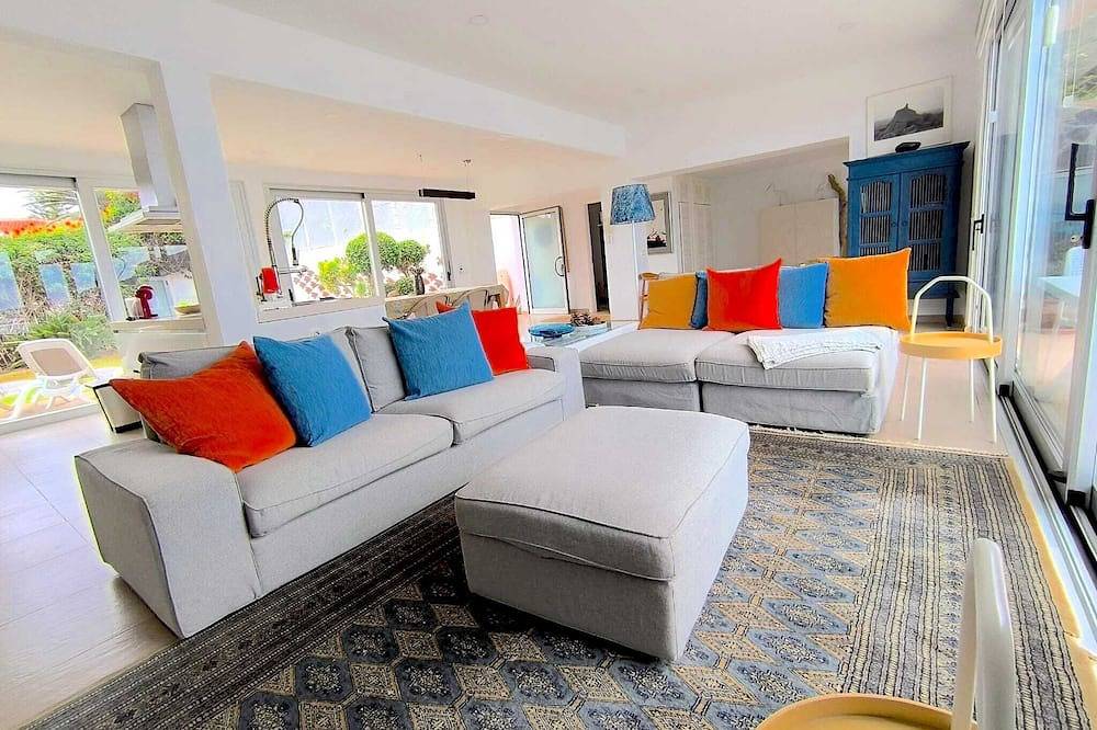 Super Comfortable Nature Villa in front of the Sea, with Jacuzzi and Sauna. in Los Realejos, North Tenerife