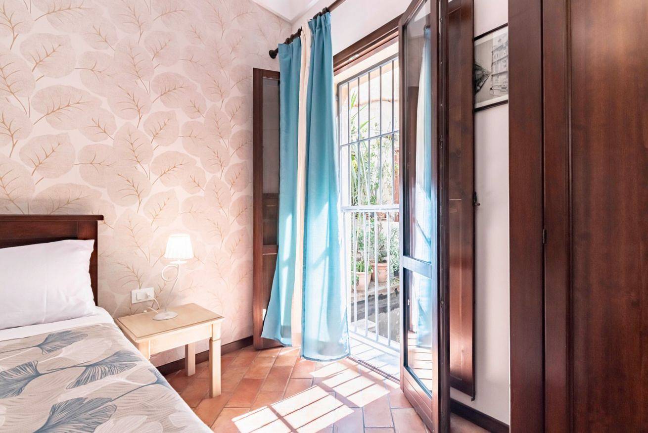 Entire apartment, Guesthost - La Maison Real Palermo in Palermo, Palermo Province