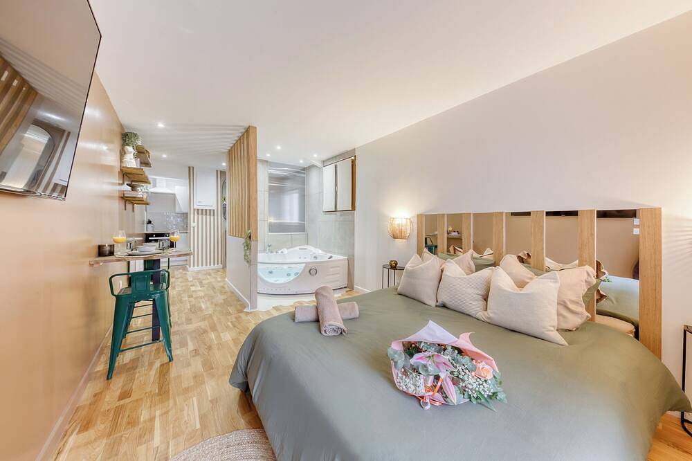 Entire apartment, Love Life Room-Jacuzzi-Netflix-Access-24/7-Private in Étampes, Essonne