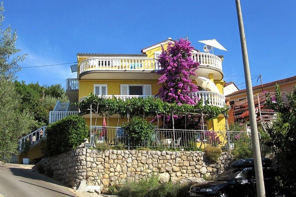 Ganze Wohnung, 1-Zimmer-Ferienwohnung mit Terrasse und Meerblick Medveja, Opatija -b in Medveja, Lovran
