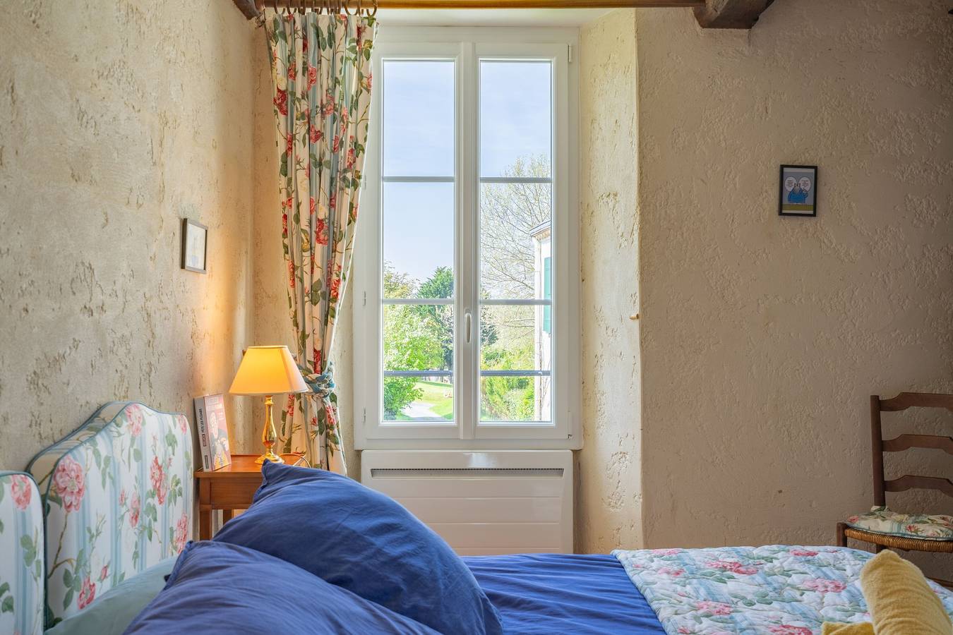 Guest Room “Chambre Geluck” with Shared Pool, Communal Terrace and Wi-Fi in Chenac-Saint-Seurin-d'Uzet, Saintes region