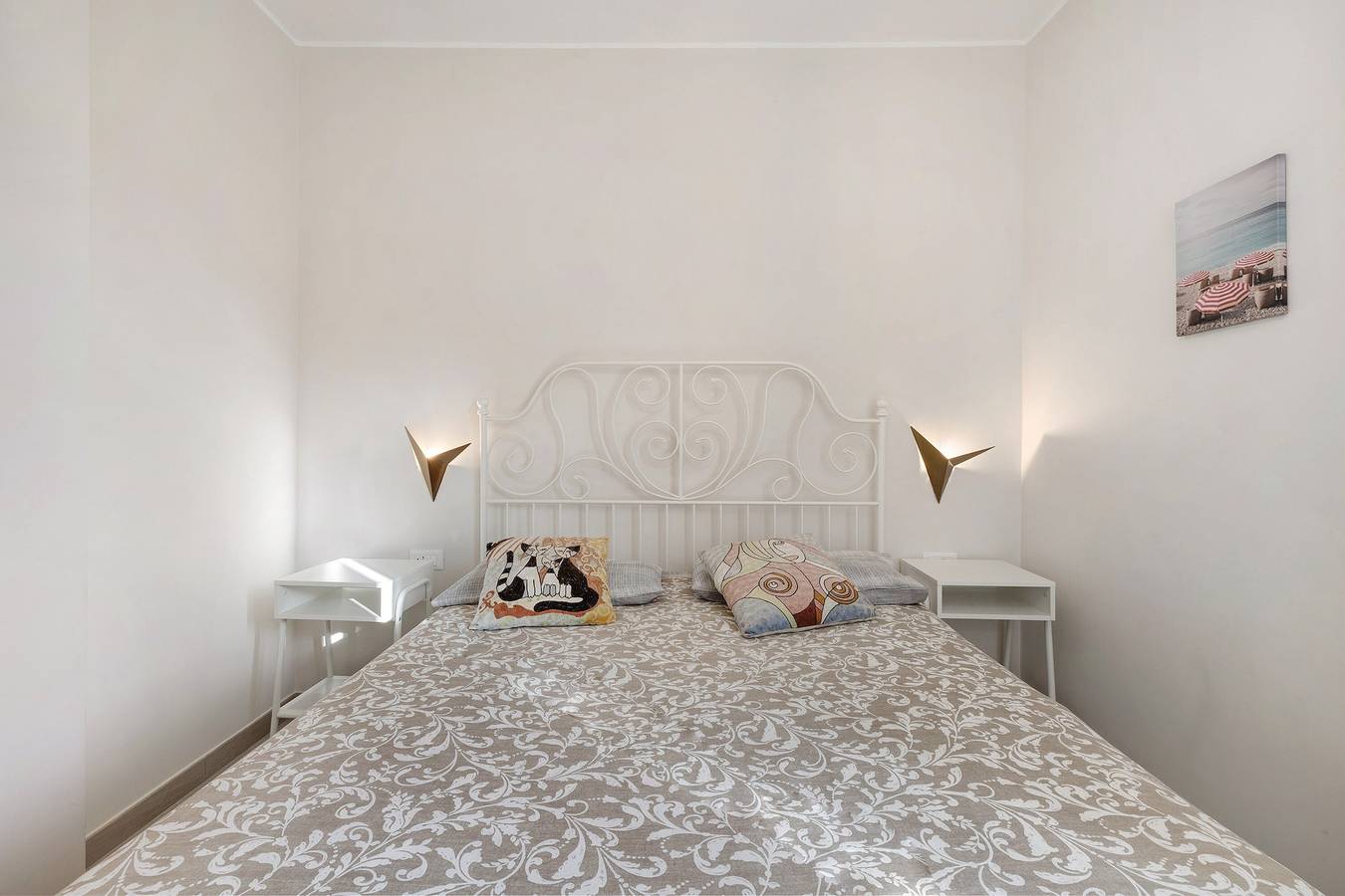 Entire apartment, Holiday Apartment '4 Passi Mare 2' with Balconies, A/C & Wi-Fi in Finale Ligure, Finale Ligure Municipality