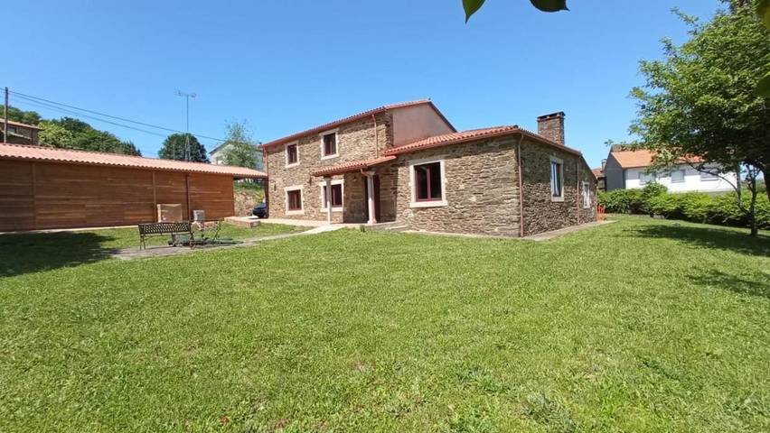 Casa rural, con Terraza además de Jardín y Vistas en Arzúa