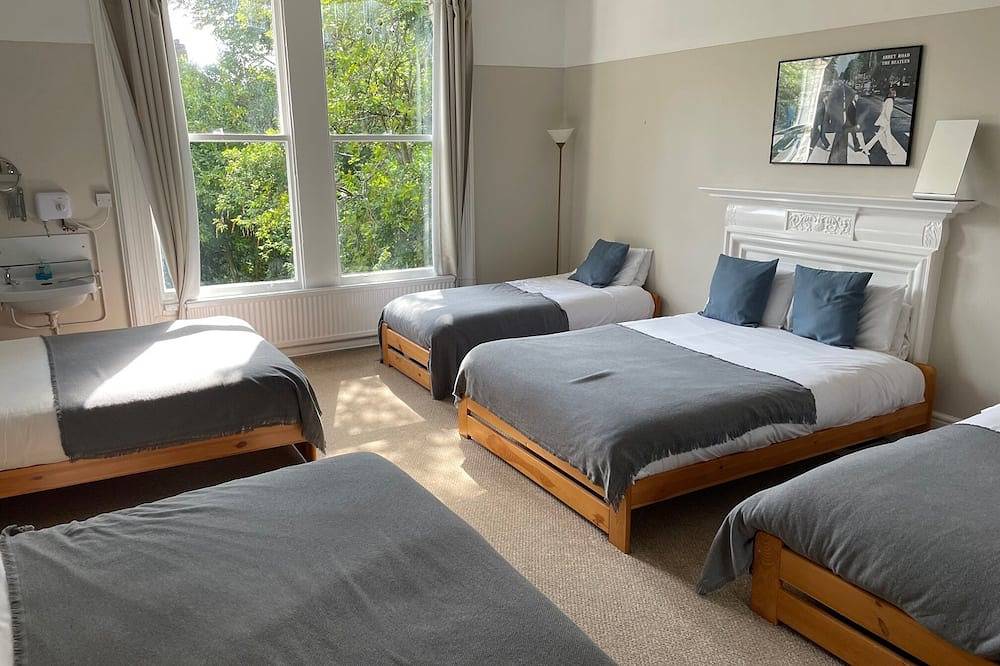 Entire apartment, 3 bedroom 1st floor apartment with garden close to Lark Lane and city centre in Liverpool, Merseyside