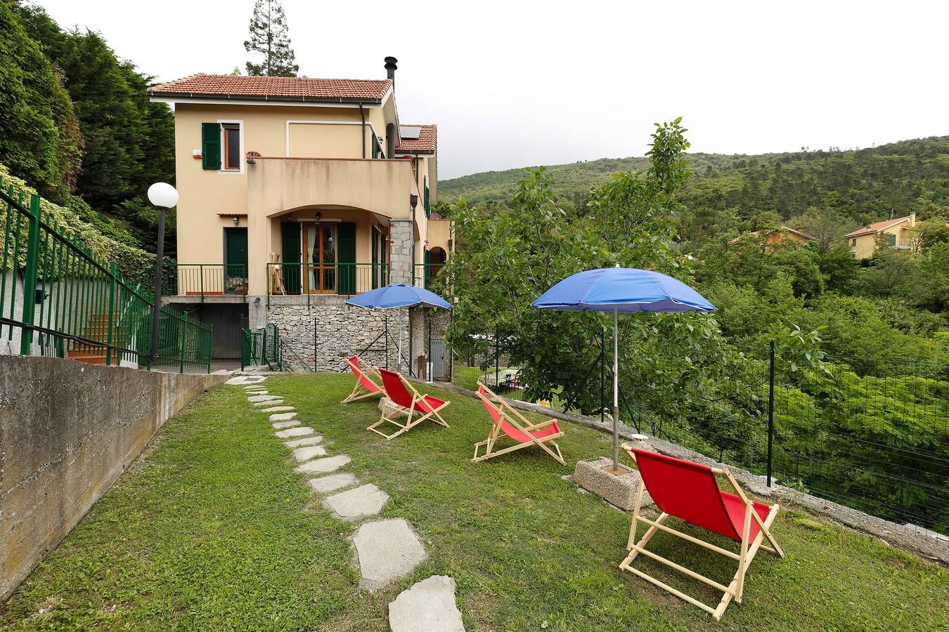 Appartement entier, Appartement « Elena E Joerg 1 » avec vue montagne, jardin commun et Wi-Fi in Vezzi Portio, Riviera di Ponente