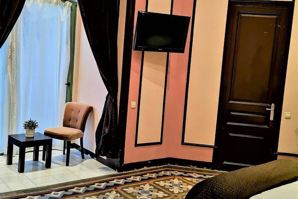 Apartamento entero, 3Br/3Ba with Pink Suite & Views from Balcony. Free luggage storage service. in Centro Barcelona, Barcelona