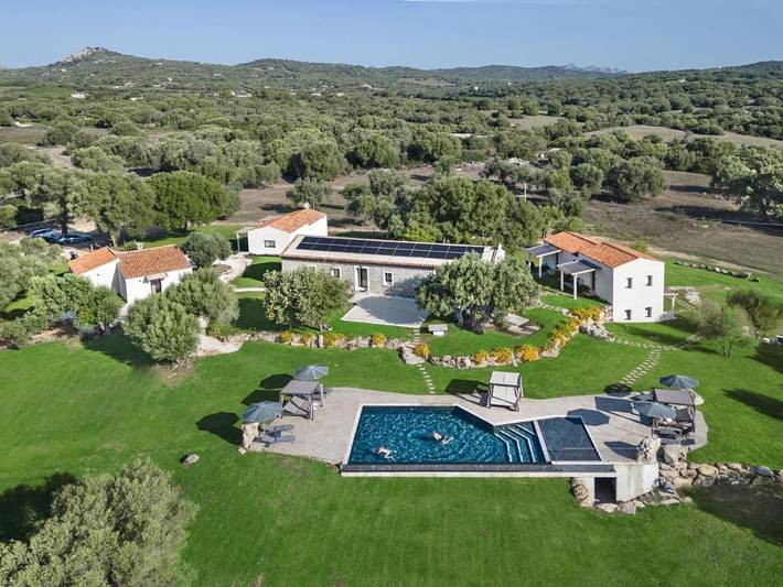 Chambre d’hôte pour 2 personnes, avec balcon et jardin ainsi que piscine et vue à Arzachena - 3
