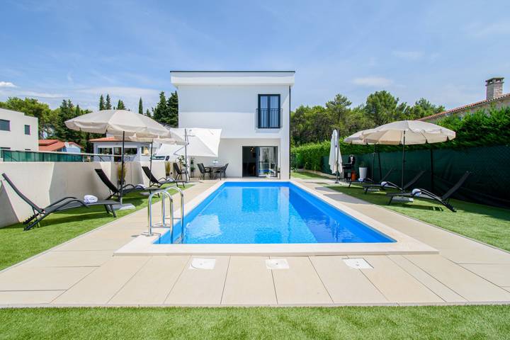Villa für 8 Personen, mit Terrasse und Pool in Poreč