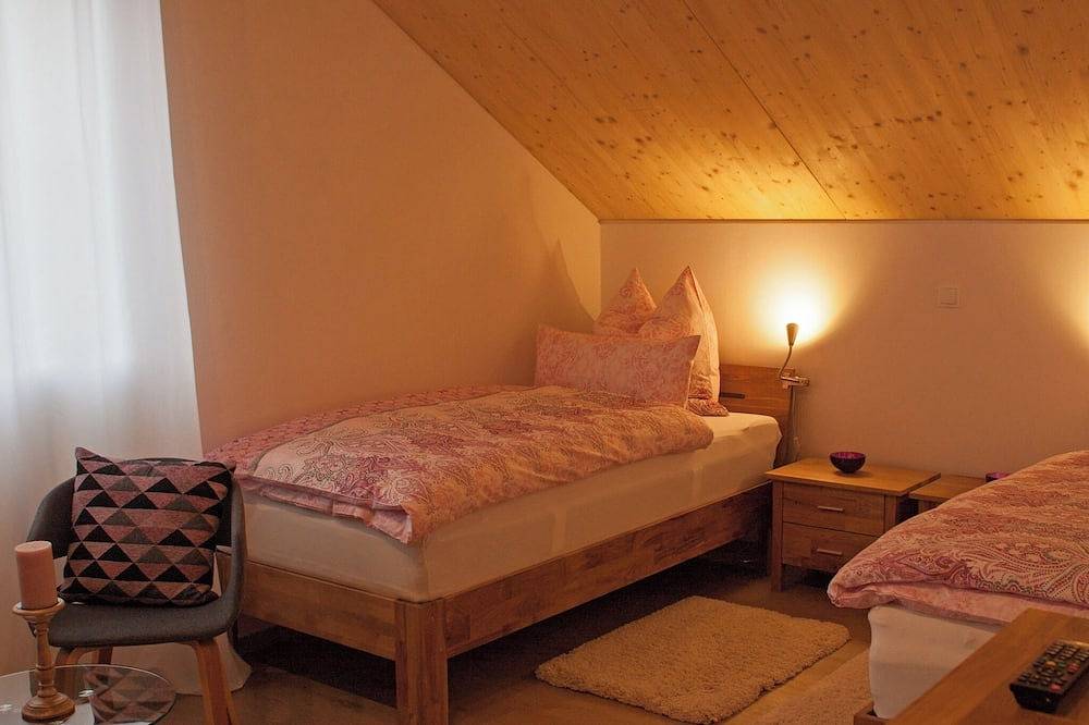 Ganze Wohnung, Kleines Ferienhaus mit eigenem Wellnessbereich (Außen-Sauna) in Tauberbischofsheim, Taubertal