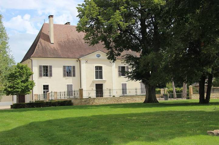 Location de vacances pour 14 personnes, avec jardin et terrasse ainsi que jacuzzi et sauna à Saint-Loup-Géanges