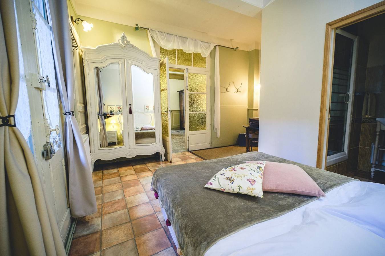 Grandes chambres, cour intérieure, cuisine - Suite Olivier in Caux, Région de Béziers