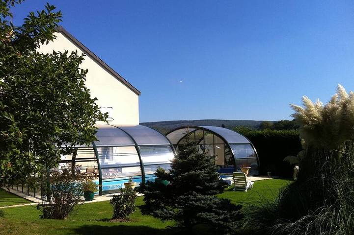 Gîte pour 6 personnes, avec Terrasse ainsi que Jardin et Piscine à Bogny-sur-Meuse