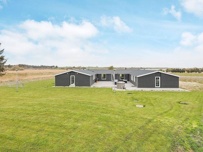 Ferieudlejning for 24 personer, med Jacuzzi og Terrasse såvel som Pool og Sauna i Morsø