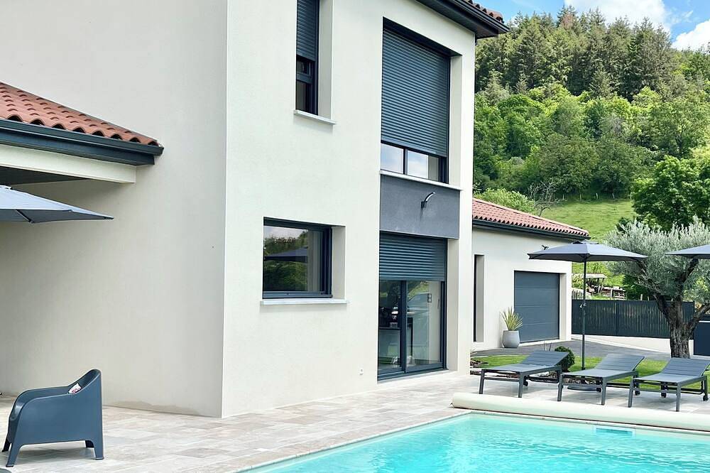 Villa moderne avec piscine chauffée, idéal pour découvrir les monts du Lyonnais. in Saint-Romain-de-Popey, Beaujolais
