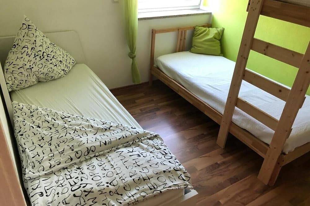 Ganze Wohnung, Moderne, neue Fewo mit großzügiger Dachterrasse, Radfahrer- & Familienfreundlich in Unterwellenborn, Thüringer Schiefergebirge