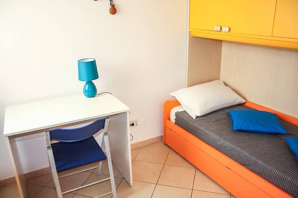 Appartamento intero, Bright & Modern Family Apartment Near the Beach – Sleeps 6 in Ostia, Roma