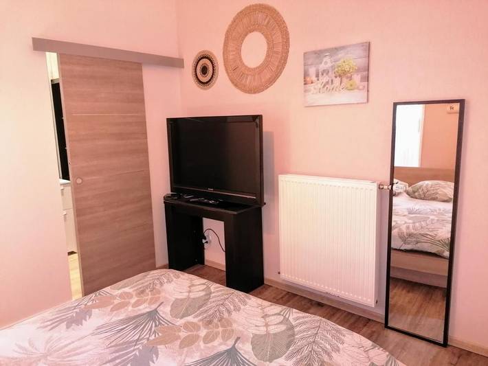 Gîte pour 2 personnes, avec piscine ainsi que bassin pour enfant et jardin, adapté aux familles dans Plan D Eau De La Cantache - 2