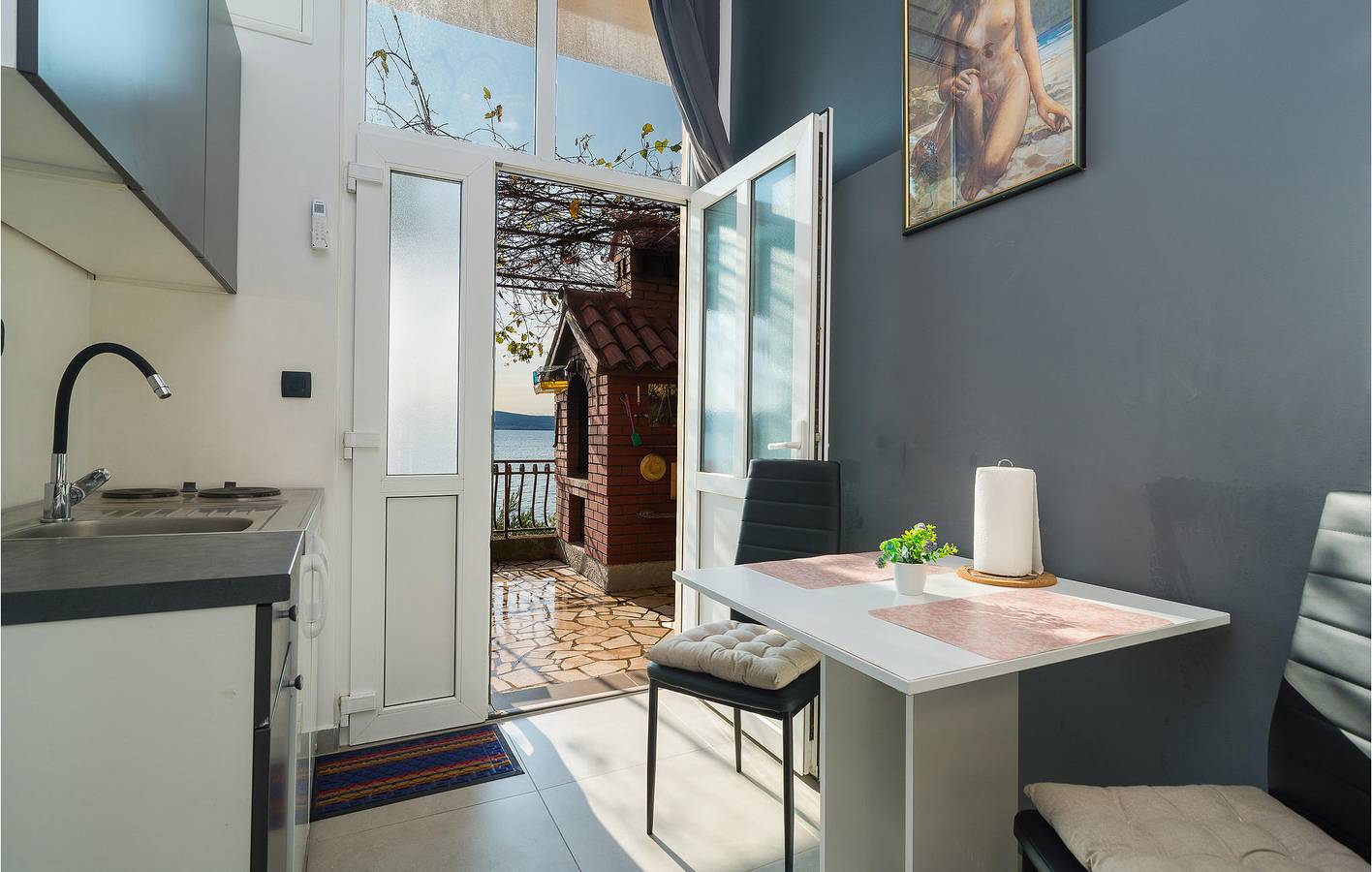 Ganze Ferienwohnung, Apartment mit Meerblick, Terrasse, WLAN und Parkplatz – 1,5 km zum Strand in Jesenice, Split-Dalmatien