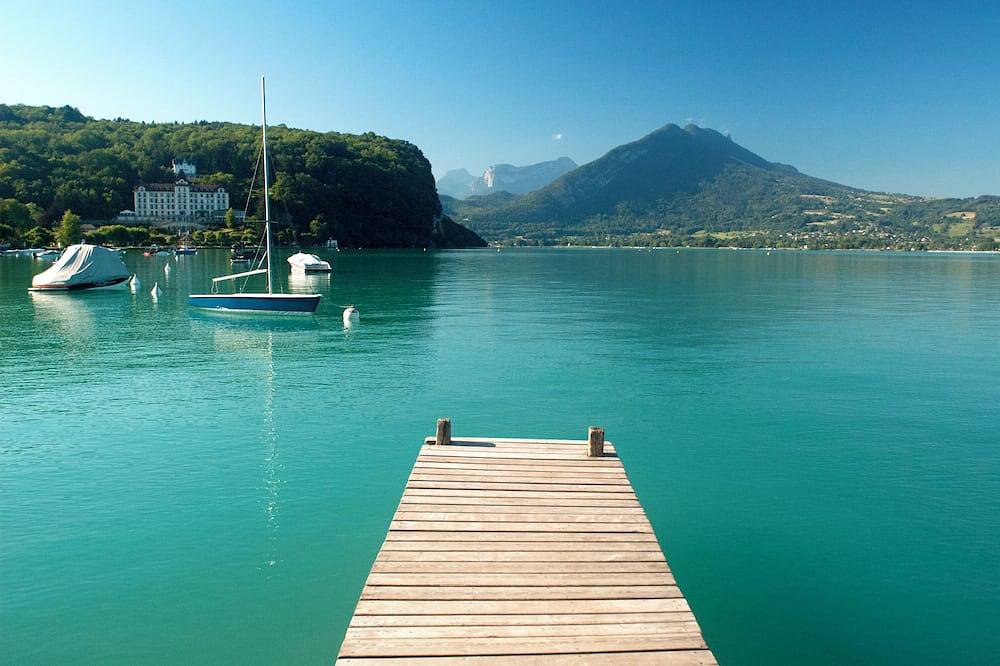 Lovely gated family house, steps from Lake Annecy in Menthon-Saint-Bernard. in Menthon-Saint-Bernard, Región de Annecy