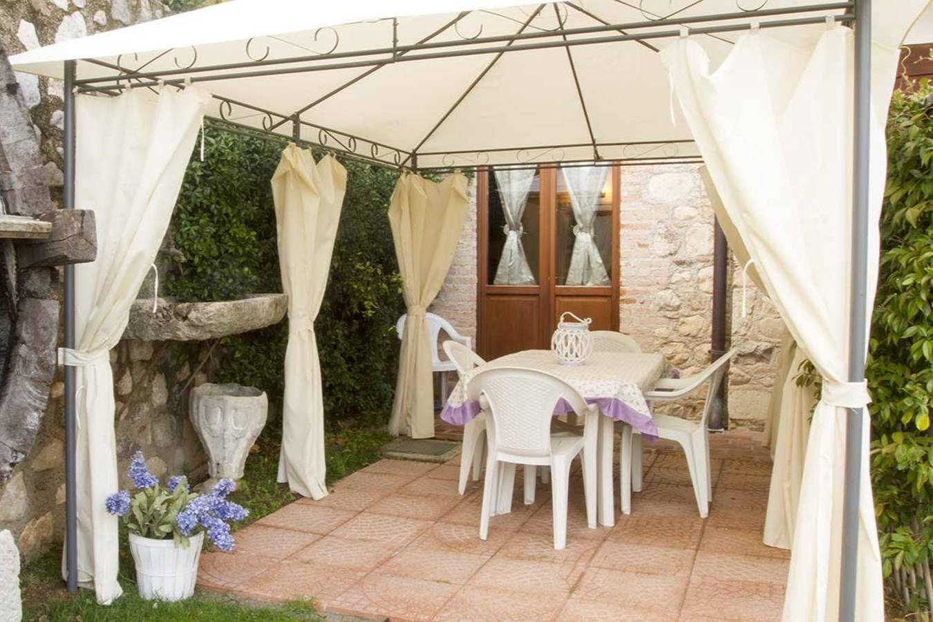 Ganze Wohnung, Agriturismo Apartment Catullo heated pool in Padenghe sul Garda, Gardasee-Berge