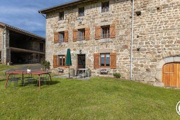 Location de vacances pour 6 personnes, avec jardin et balcon à Saint-Anthème