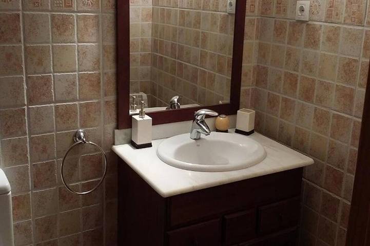 Location de vacances pour 5 personnes, avec terrasse ainsi que jardin et piscine à Alins - 4