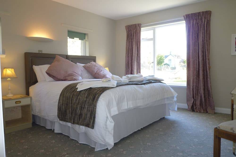 Fabulous location, luxury lodge for 8+2 in cots, hot tub, garden, garage, dogs in Aviemore, Highlands
