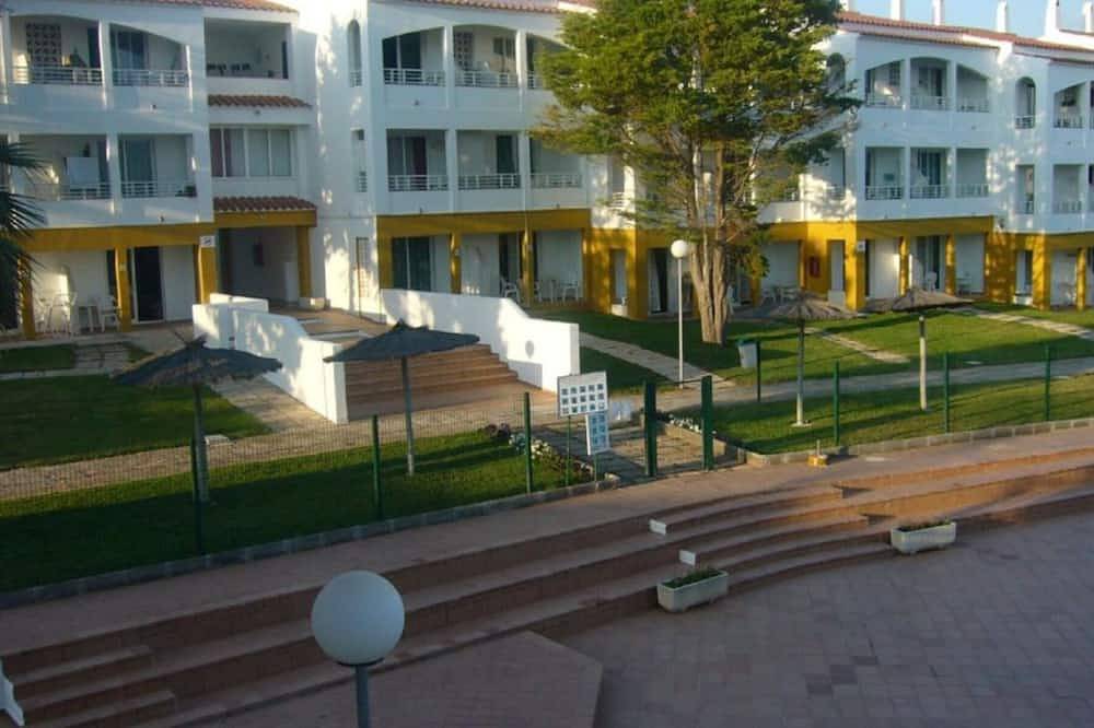 Apartamento entero, Apartamento planta baja, con jardín y acceso directo a piscina. A.A. Wifi gratis in Cala Blanes, Ciudadela