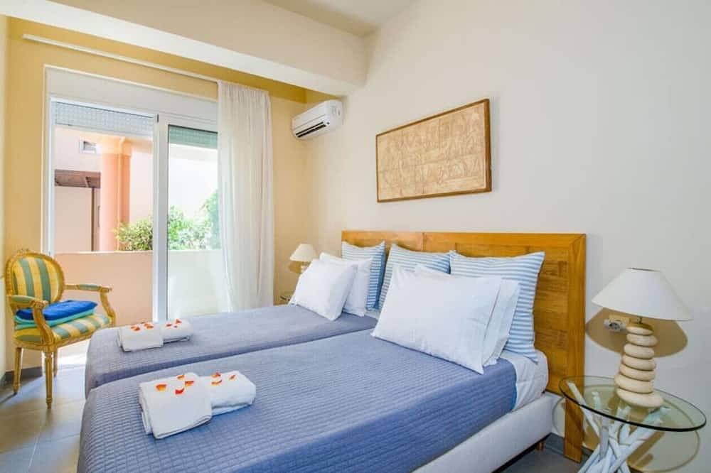 The Seaside Villa - A beach front compound villa with a private pool in Kalyves, Chania und Umgebung