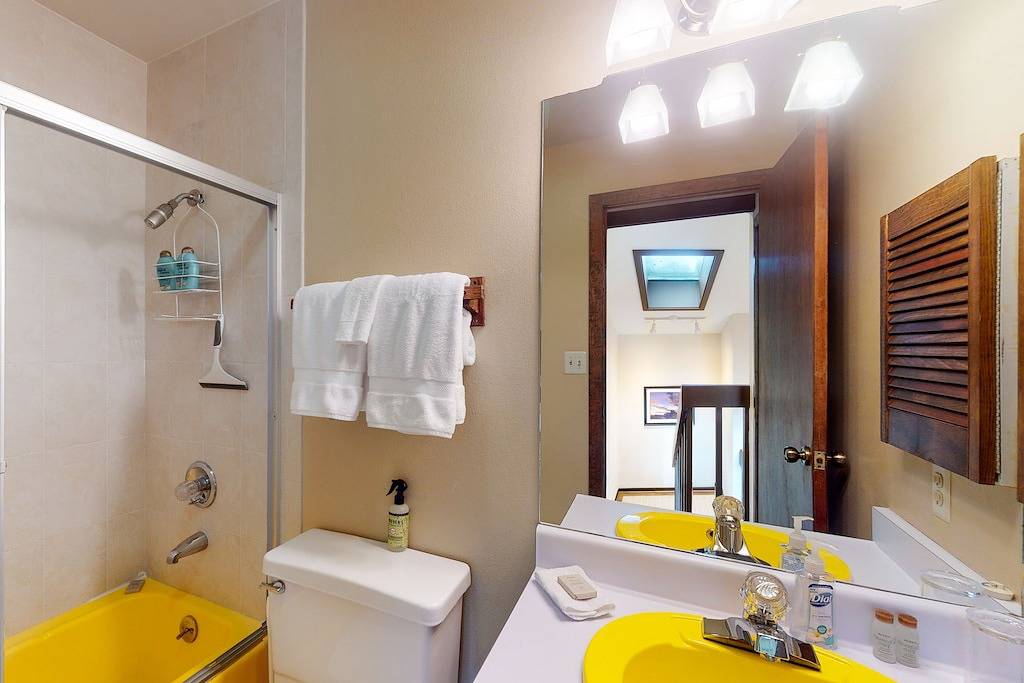 Luxe Mountain-View Escape on Golf Course w/ Fireplace, Garage, Internet & W/D in Eagle-Vail, Beaver Creek