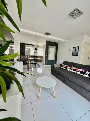 Location de vacances pour 8 personnes, avec terrasse à Montévrain