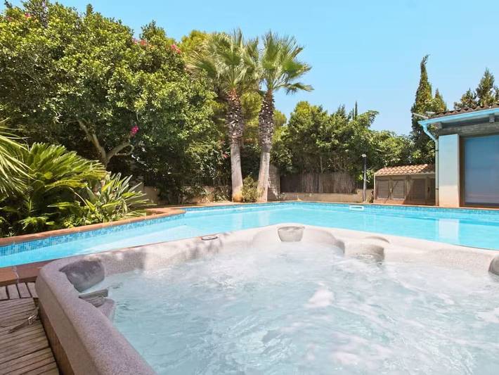 Ferienhaus für 6 Personen, mit Whirlpool und Terrasse sowie Garten und Pool in Can Picafort