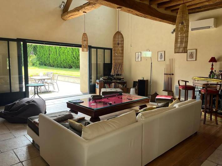 Location de vacances pour 4 personnes, avec Terrasse et Jardin ainsi que Piscine et Vue dans Parly