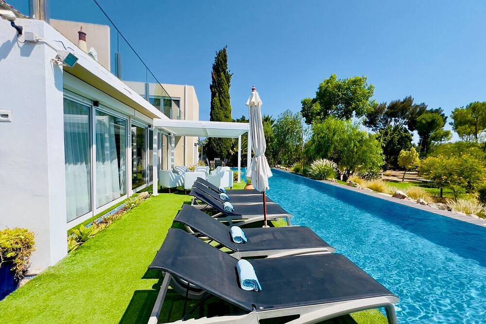 Moderne Villa mit großem Pool, in ländlichem touristischen Ort mit Seen umgeben gebaut in Estoi, Faro Distrikt