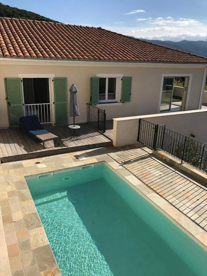 Ferienhaus für 8 Personen, mit Seeblick und Balkon sowie Pool und Ausblick