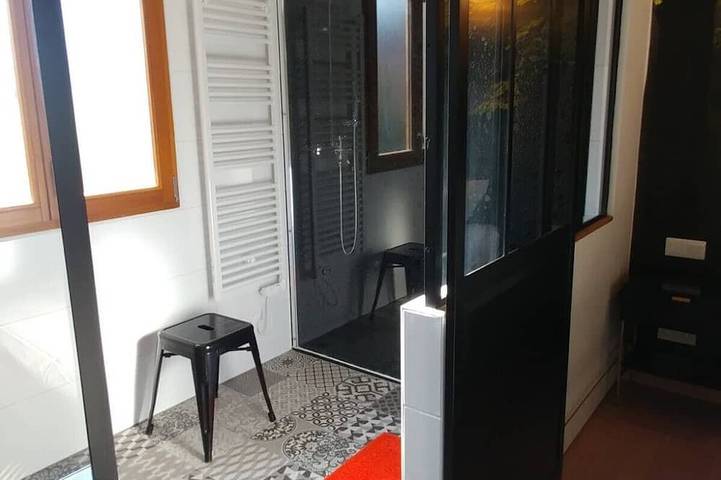 Un Petit Jardin En Ville et Son Parking Prive in Grenoble, Isère