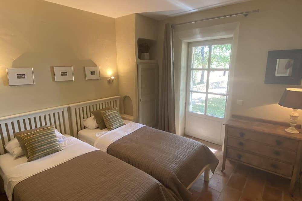 Beautiful Provence House in the Luberon - Heated Swimming Pool & Large Gardens. in Roussillon, Parc naturel régional du Luberon