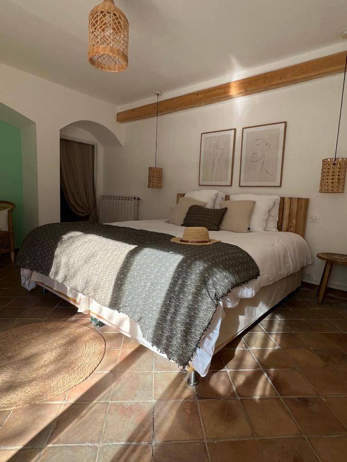 Gîte pour 2 personnes, avec vue ainsi que jardin et piscine à Saint-Geniès-de-Malgoirès - 2