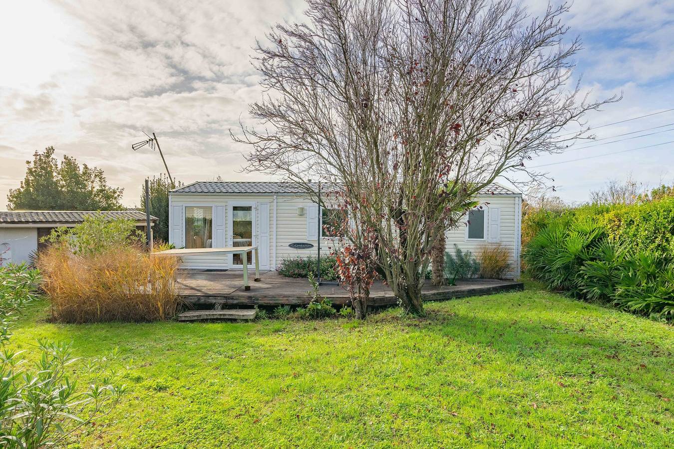 Mobil-home '40 m², Proche de la Mer' avec Terrasse Privée et Jardin Privatif in Saint-Nazaire-sur-Charente, Région de Rochefort
