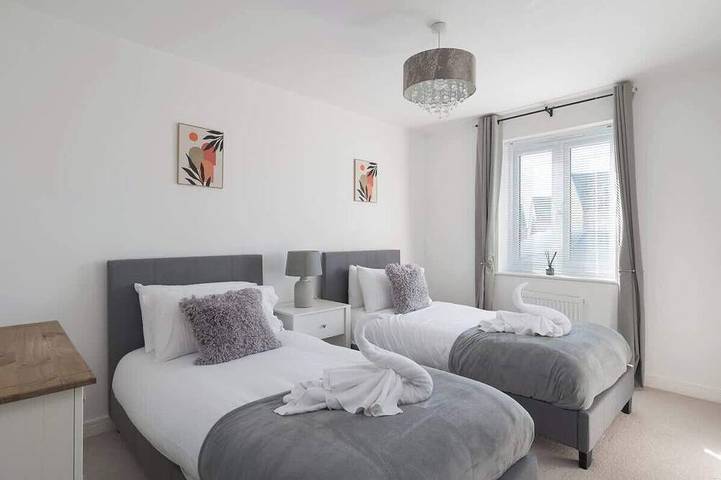 Ganze Wohnung, Spacious 2-Bedroom Home with Parking & Wi-Fi in Milton Keynes, Südostengland