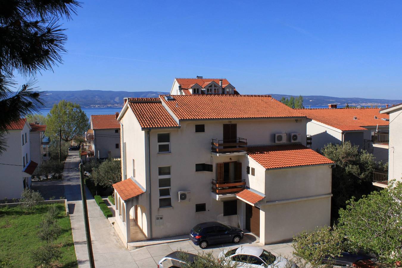 Ganze Wohnung, 2-Zimmer-Ferienwohnung mit Balkon und Meerblick Duce, Omis A-2821-a in Dugi Rat, Omis-Riviera