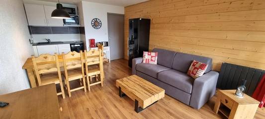 Gîte pour 8 personnes, avec vue ainsi que piscine et balcon à Auris