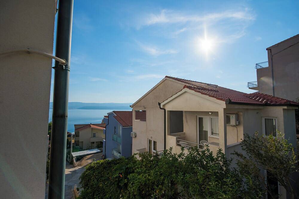 206 room with balcony, mountain view & hot tub access in Lokva Rogoznica, Split-Dalmatië