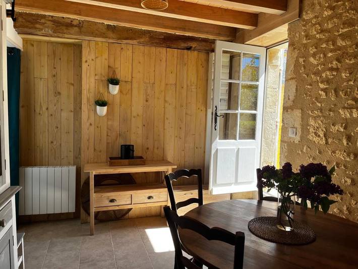 Location de vacances pour 3 personnes, avec terrasse à Pont-l'Abbé-d'Arnoult - 3