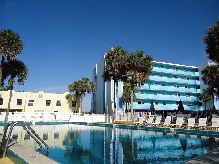 Vacation rental for 16 people, with yard and pool in Hutchinson Island