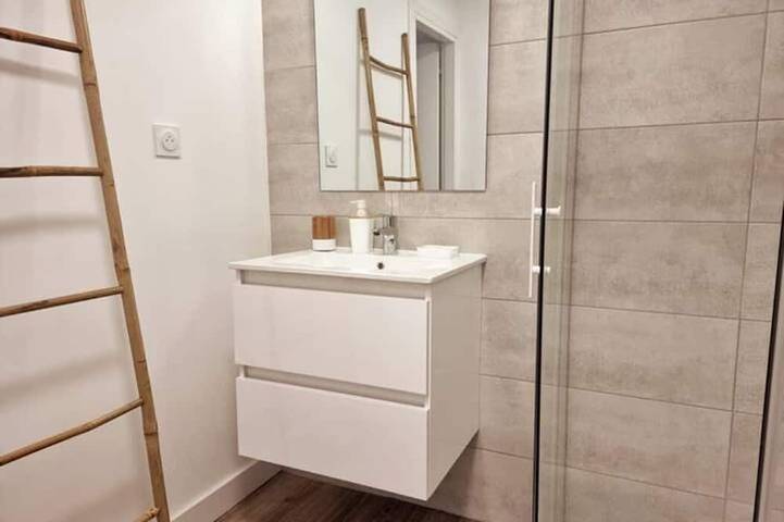 Gîte pour 2 personnes, avec terrasse ainsi que piscine et jardin dans Plage Cala Rossa - 4