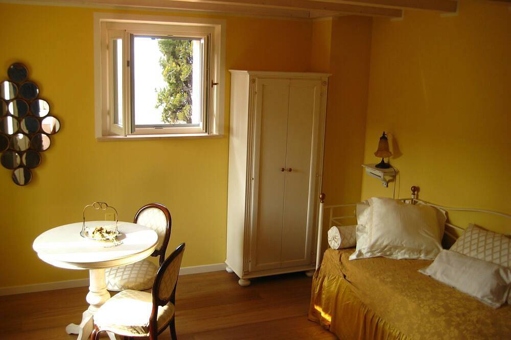 Elegant villa with large garden in the hills of Verona in Verona, Verona Province