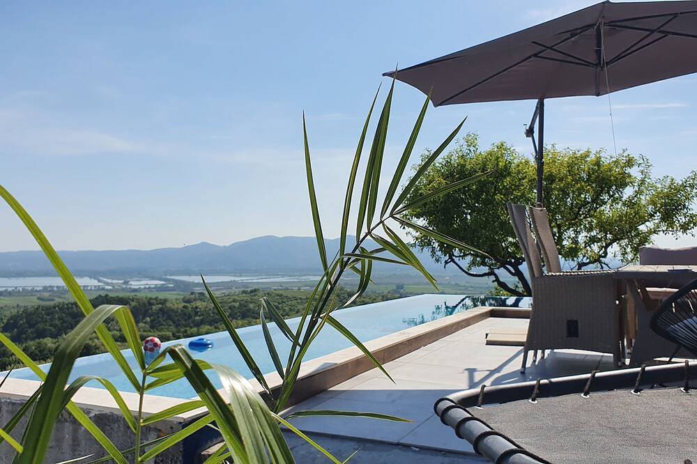 Moderne Villa mit Pool und Jacuzzi auf ruhigem Oriovac-Hügel in Slawonien. in Brod-Posavina