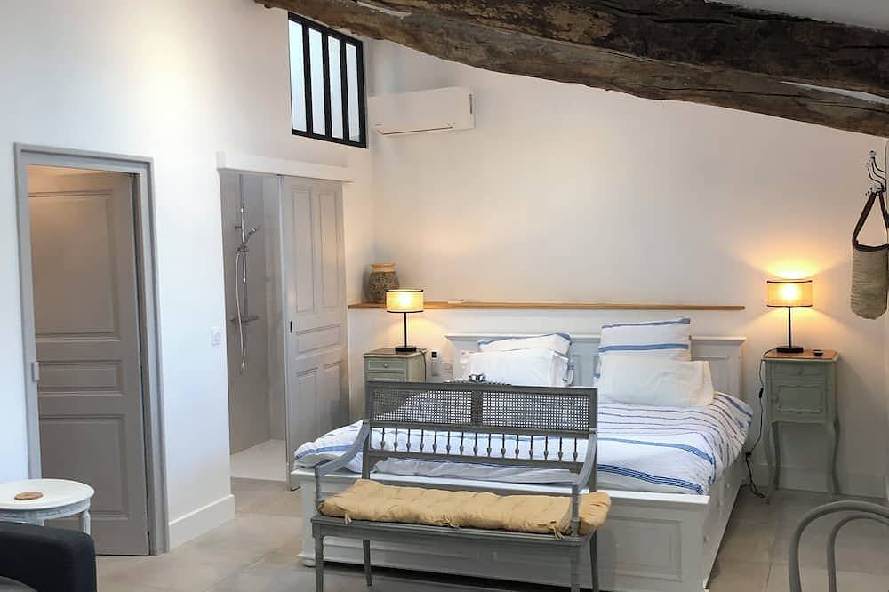 Renovated stone building - 4 luxury apts each on-suite in Sw France wine village in Roujan, Region de Béziers