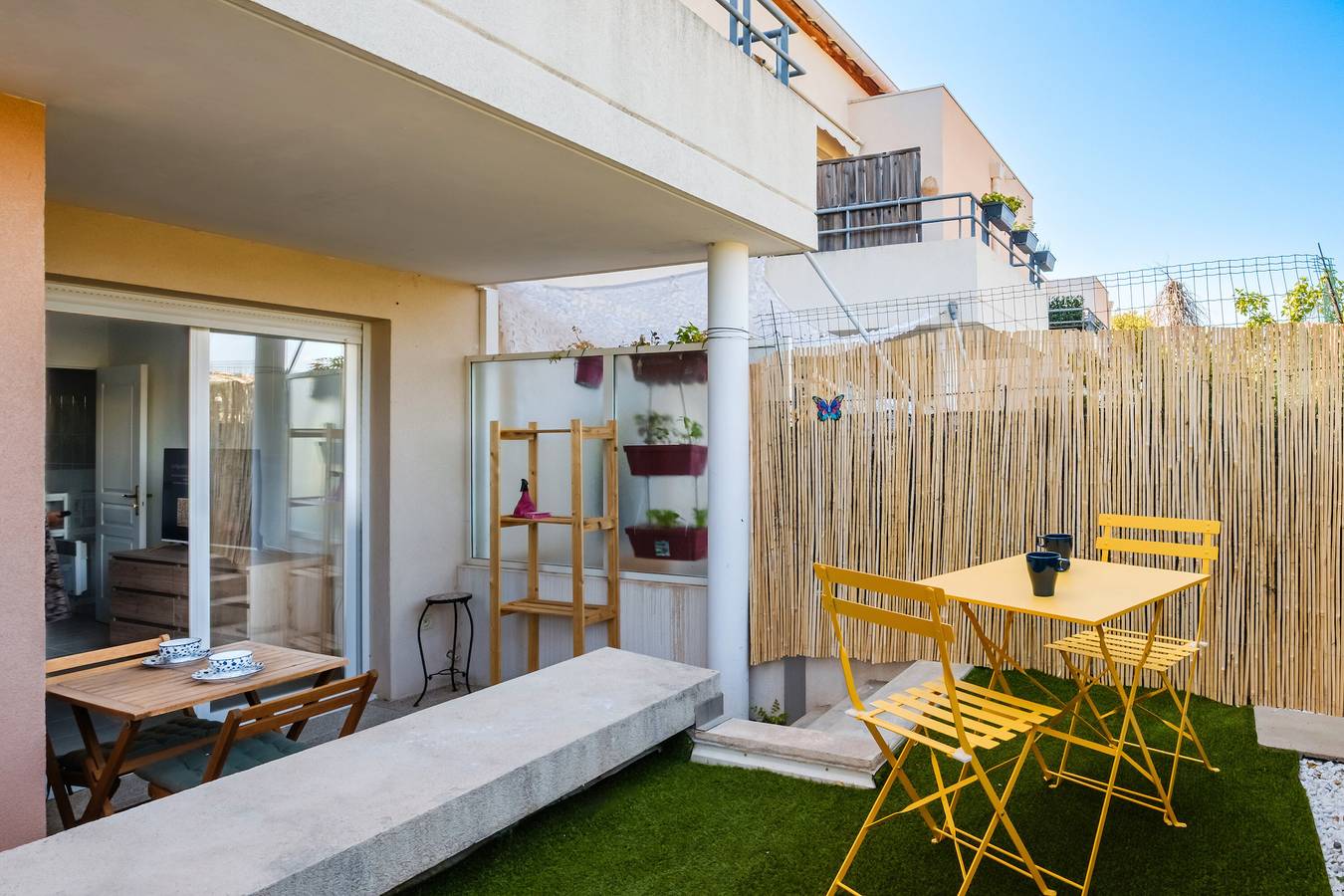 Ganzes Studio, Einzimmerapartment 'Résidence Les Bastides' mit Bergblick, Gemeinschaftspool und Klimaanlage in Saint-Laurent-du-Var, Cannes und Umgebung